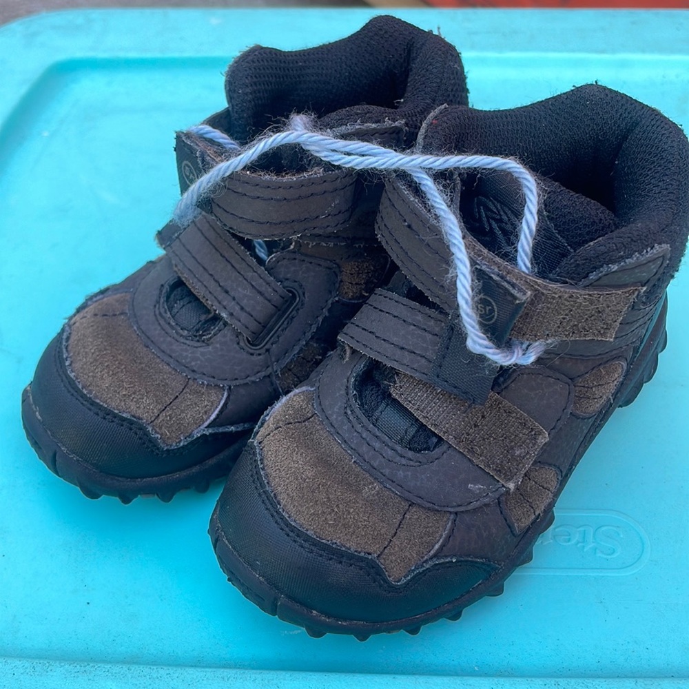 Toddler size 8 stride rite boots